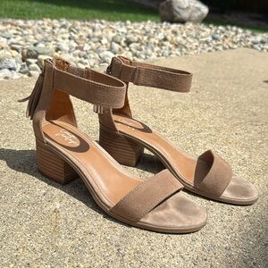 Crown vintage 2” heel women’s size 8 tan